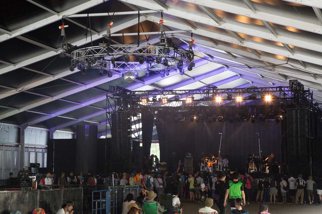 レッドマーキーの前方。