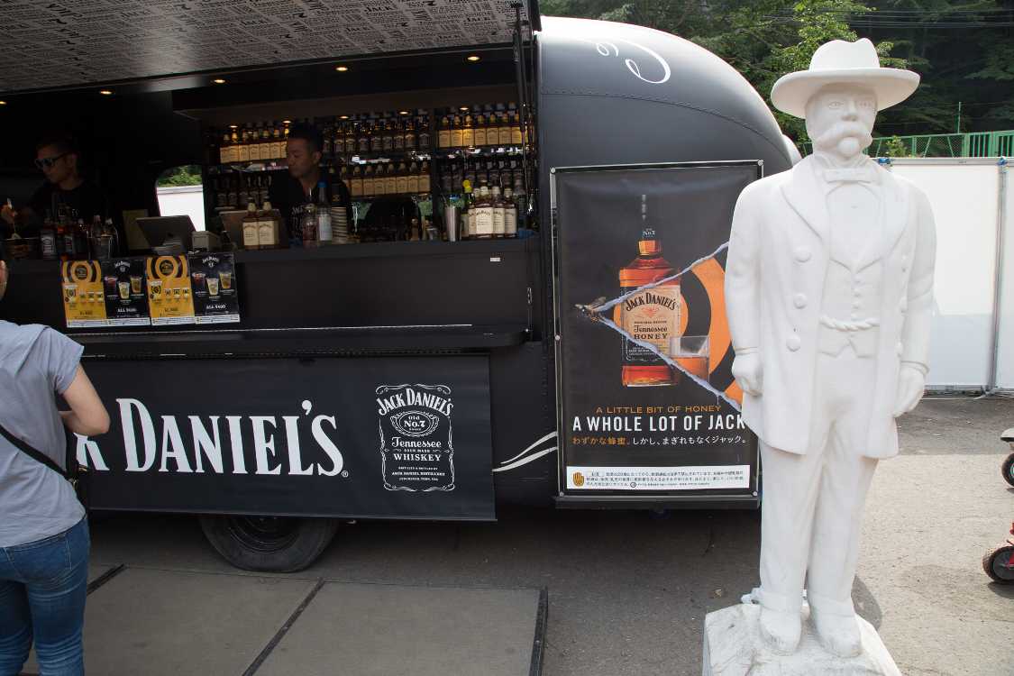 ジャック・ダニエルの像が新しくなり、落書きがありません。