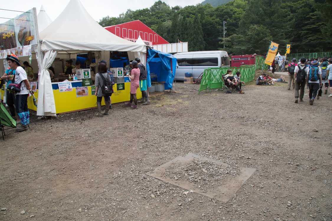 一時はテーブル席があった場所。導線確保のためなのか、近年はありません。