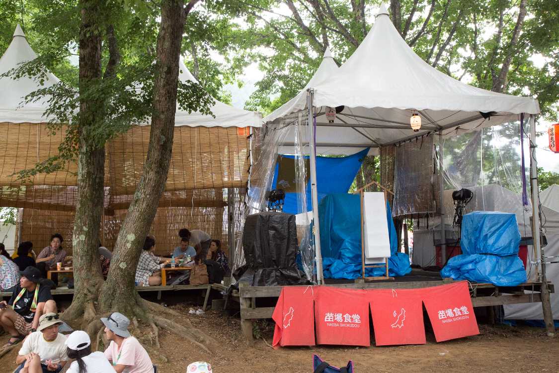 苗場食堂のライブ用ステージ。