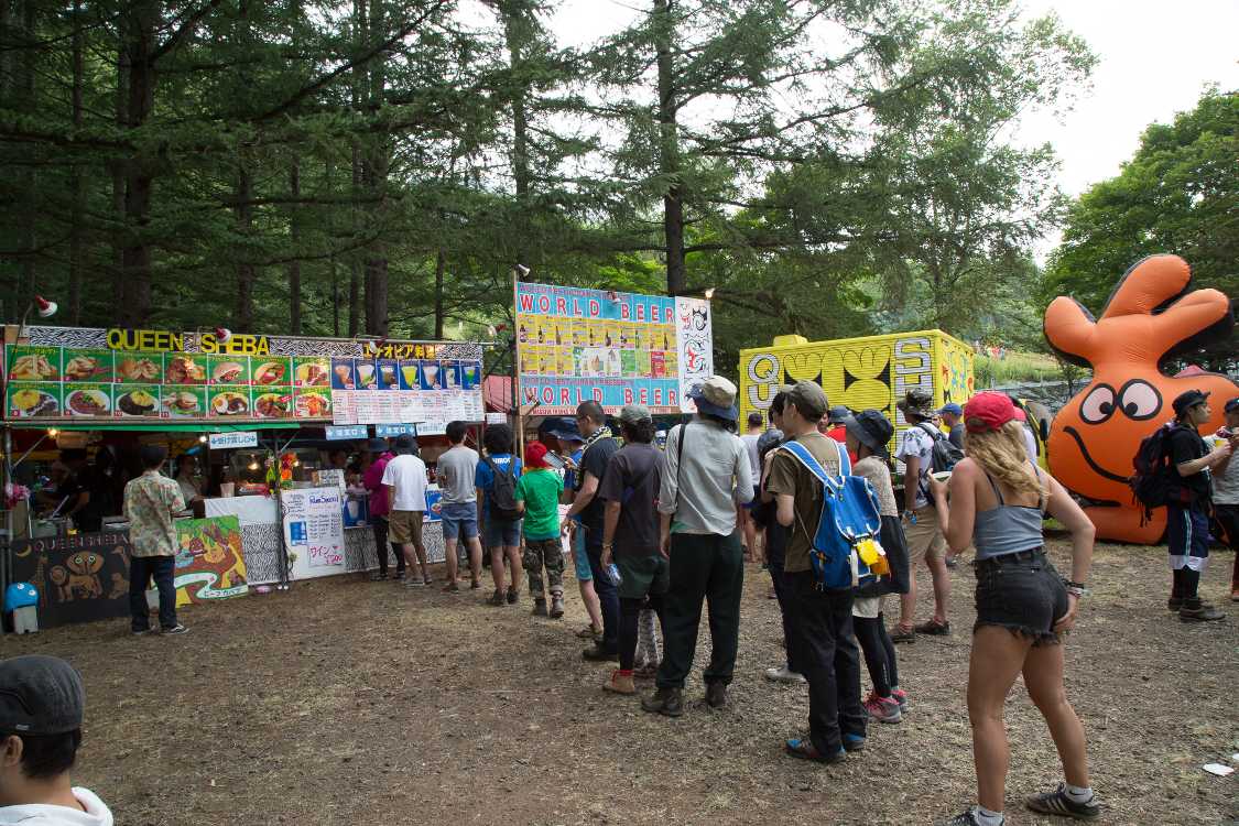 クイーンシーバの行列。隣にあったビッグケイクが移転しています。