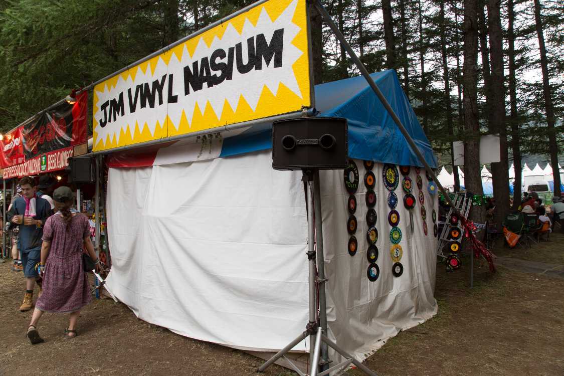 アナログ盤でDJをするジム・バイナル・ナジウム。