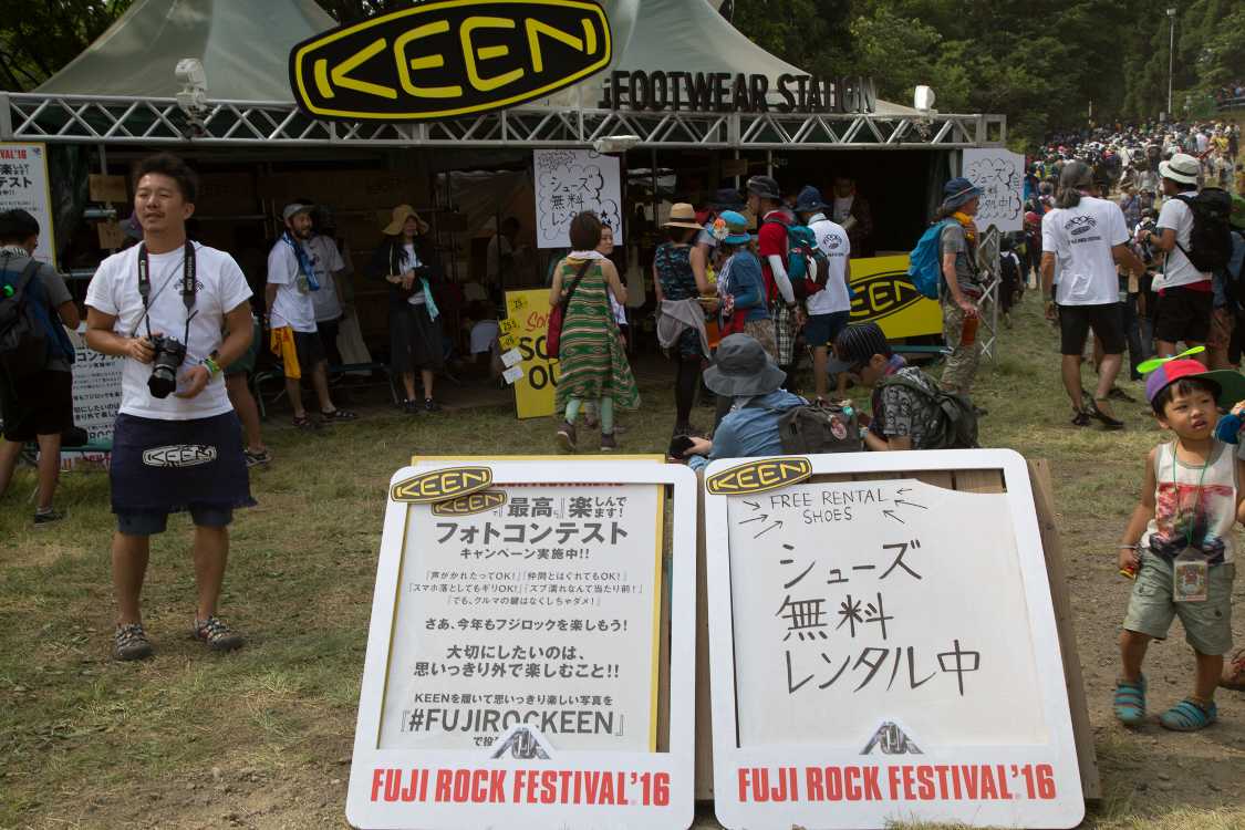 フジロックでレンタルシューズをするのは初めてかもしれません。フジロックの会場内を歩くと相当汚れて返ってくるので、かなり大胆な企画です。