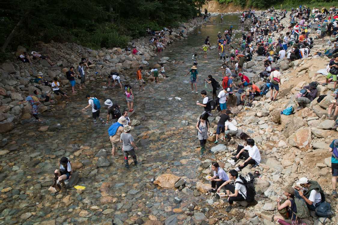 人が比較的少ないときの河原。