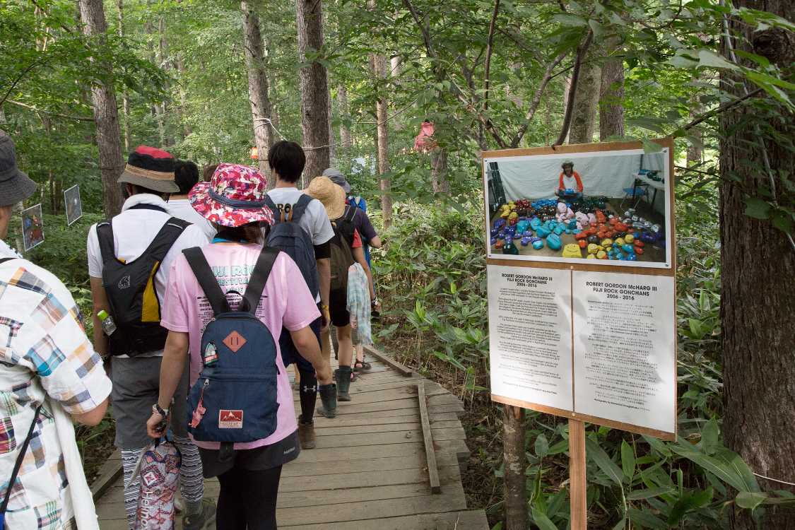 ところ天国の河原や会場内に置かれている石「ゴンちゃん」の紹介パネル。