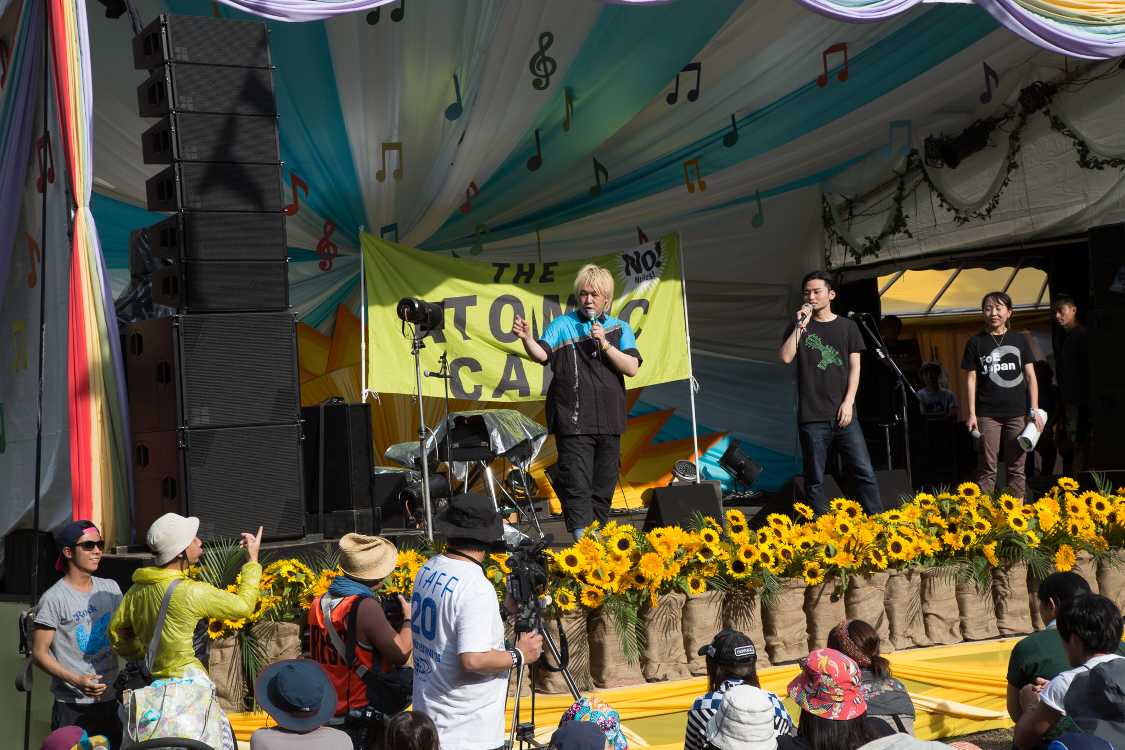 その後、津田と奥田が対談している間、彼は自己の主張を続けようとしますが、津田から「その場所で静かに聞いていてくれ」と言われ、しばらく対談を聞いていました。「お前らは上から目線なんだよ」という彼の文句に津田は「ステージの上にいるので物理的に上だから上から目線になるのは当たり前」という、この手の議論でよく使われる定番の返しで笑いをとっていました。彼に対し、他の客から「帰れ」の怒号も複数起きていました。