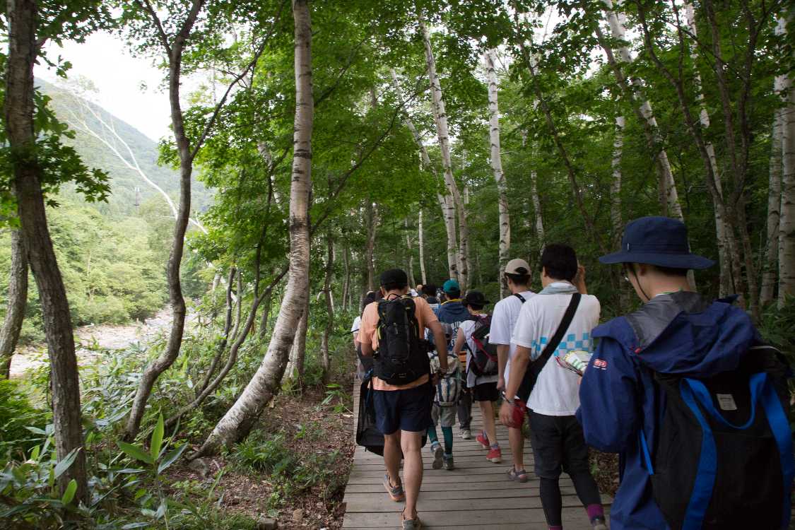 川沿いを進みます。