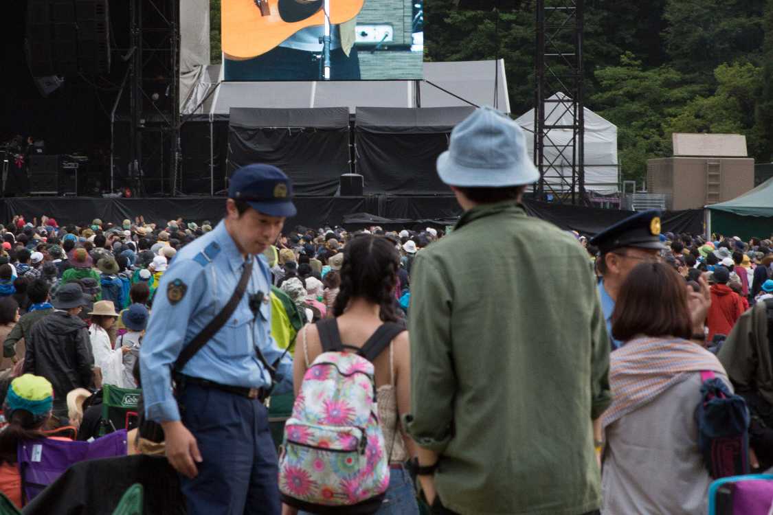グリーンステージに警察官が2人来ました。現場の写真を撮っていたので、窃盗などがあったとみられます。近年は土曜日になると「スリに注意」という張り紙がいたるところに掲示されるようになっています。フジロックは大衆化し、入場者の質は低下しているので、盗まれること前提に用心した方がいいでしょう。
