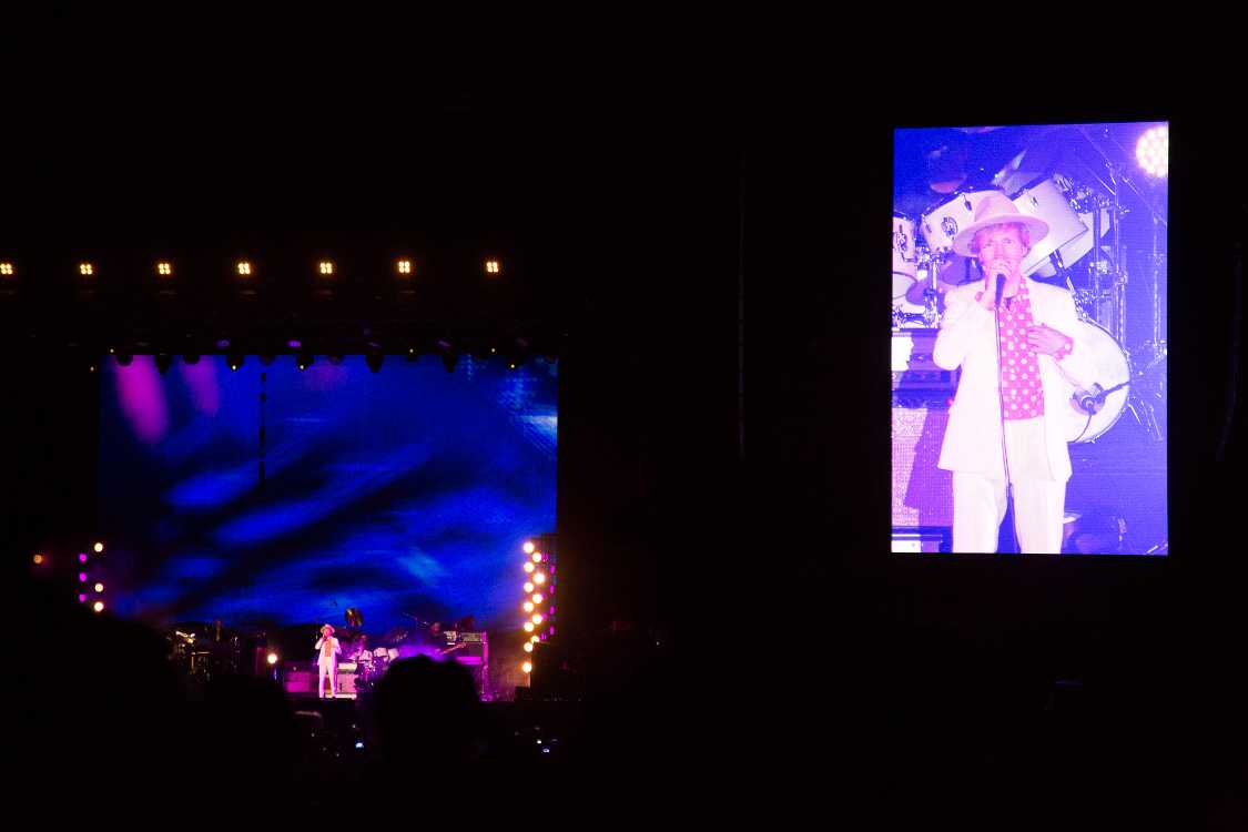 黒から白に衣装替え。