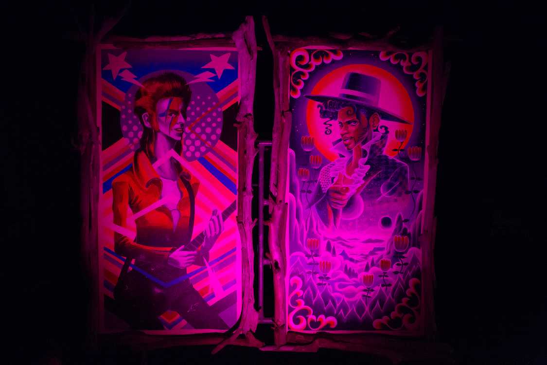 デヴィッド・ボウイとプリンスのイラスト。2メートルくらいあります。