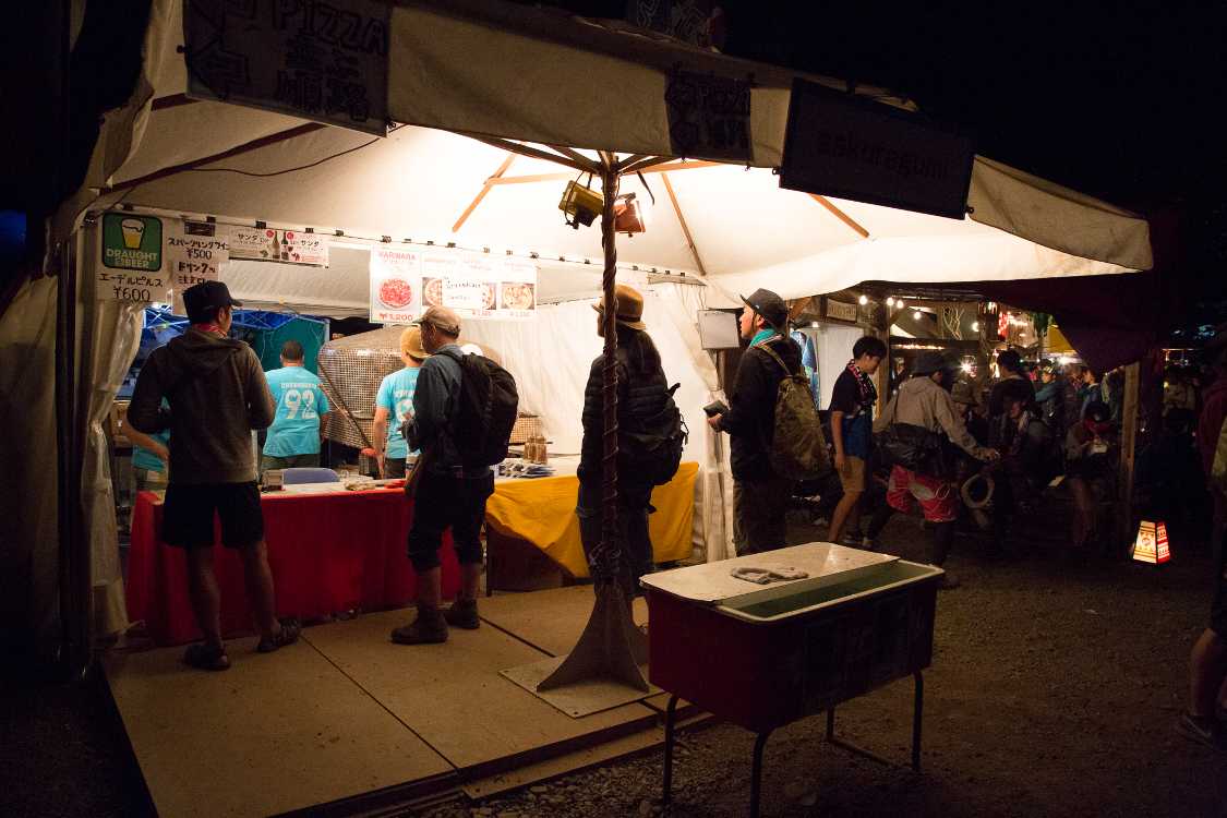 夜のフィールド・オブ・ヘブンの飲食物販店。さくらぐみ。兵庫県赤穂市。