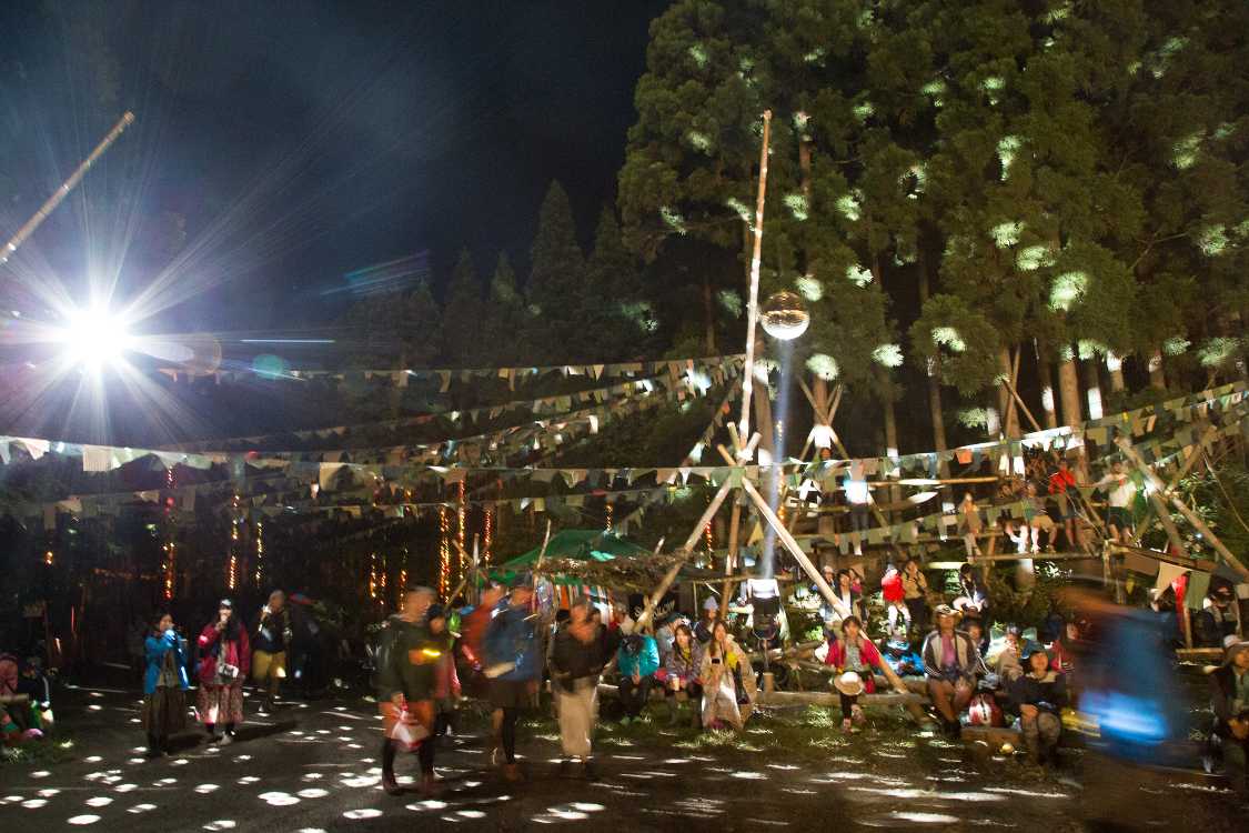 オレンジカフェの導線周辺。ミラーボールに真下から照明が当たっています。