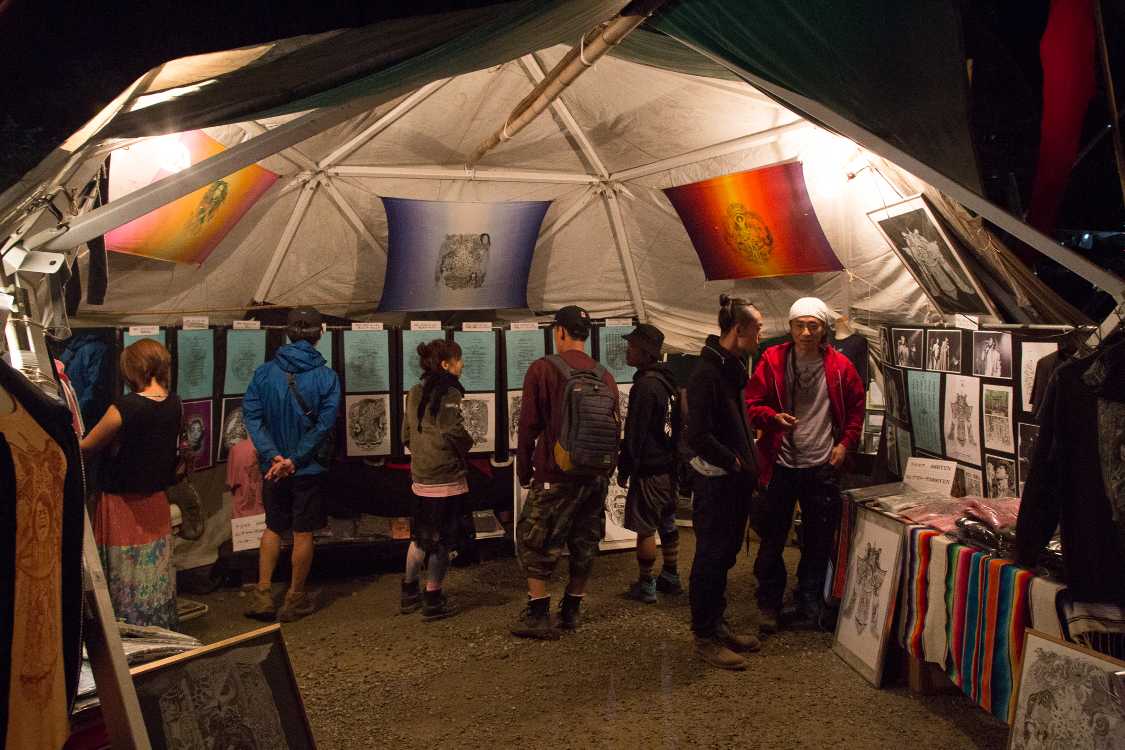 フィールド・オブ・ヘブンの物販店の中では対抗的なメッセージを明白に出している店。