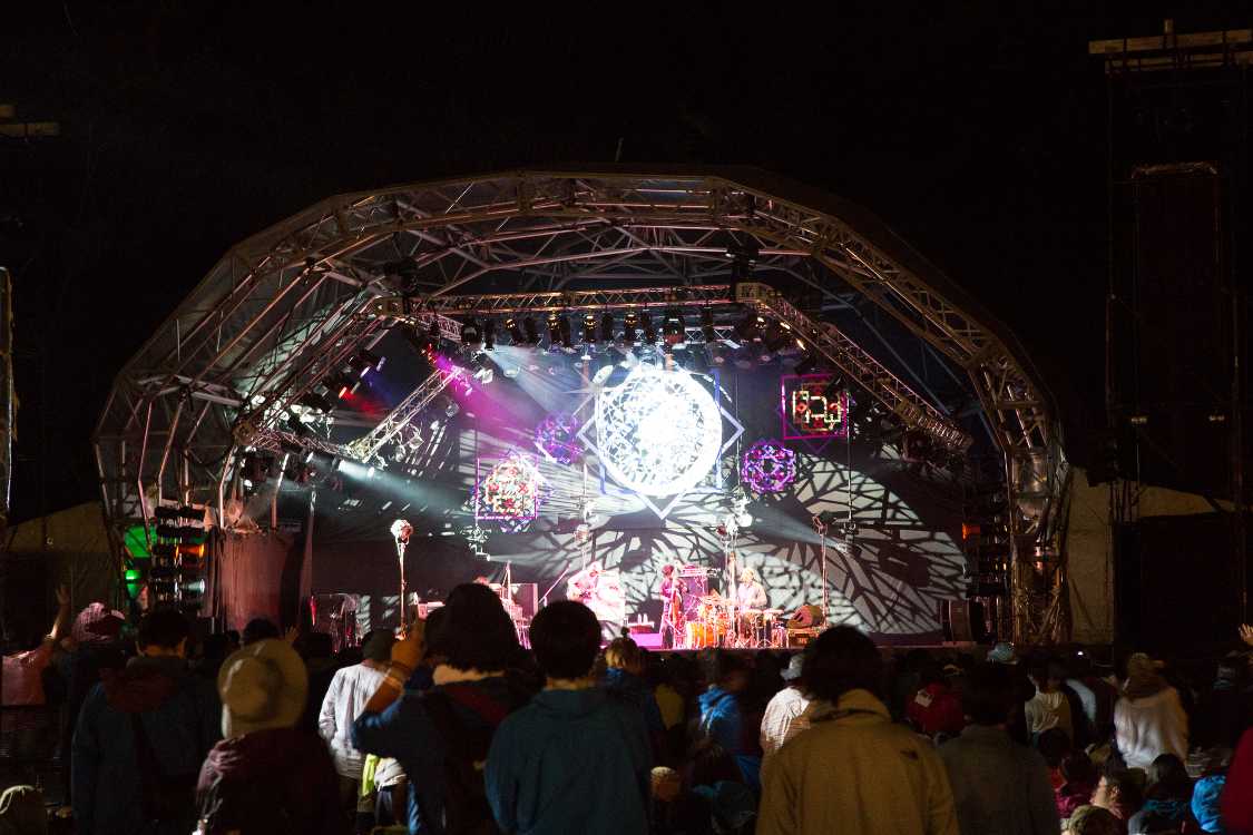 フィールド・オブ・ヘブンの夜のステージ。