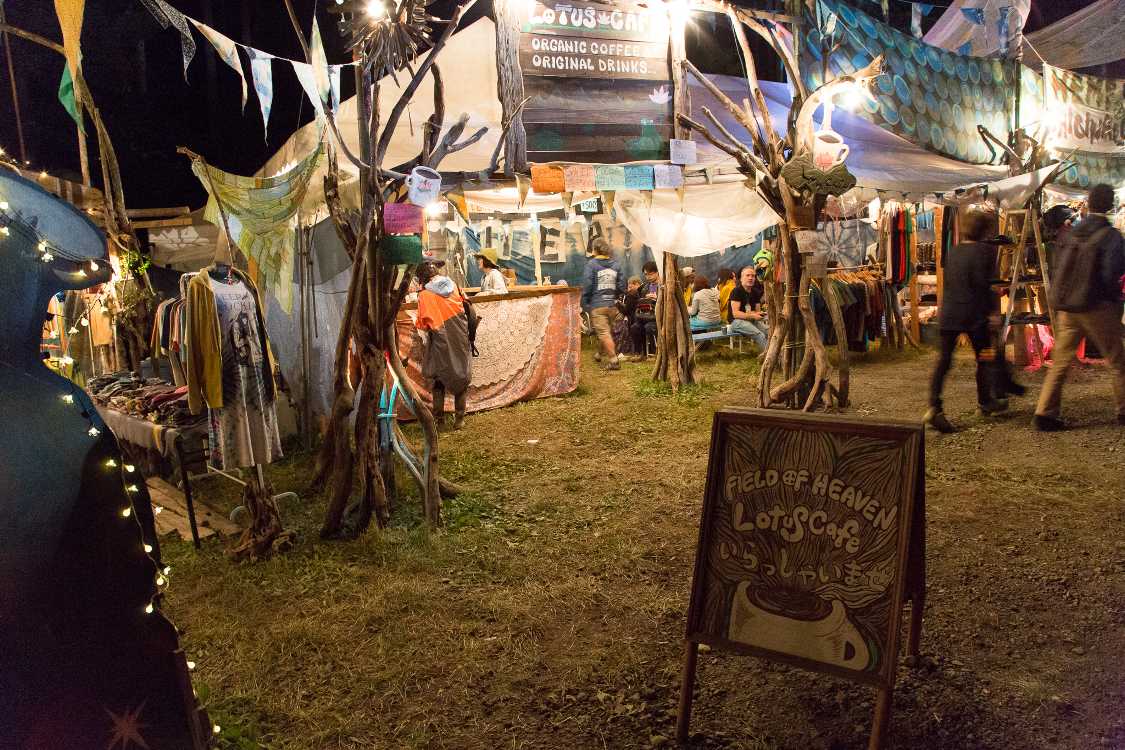 ロータスカフェ前。