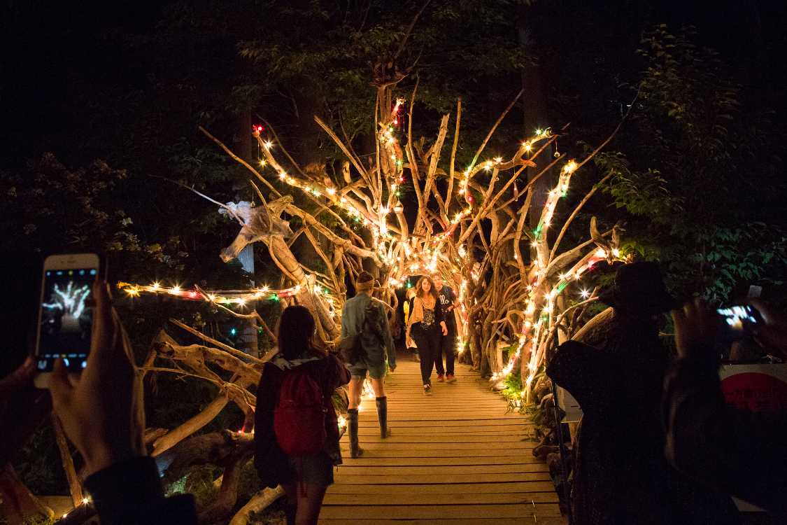 ボードウォークの出口。うまく電飾しています。