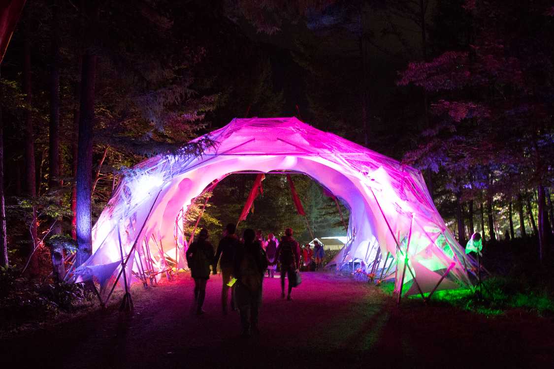 夜のアバロンフィールドのゲート。