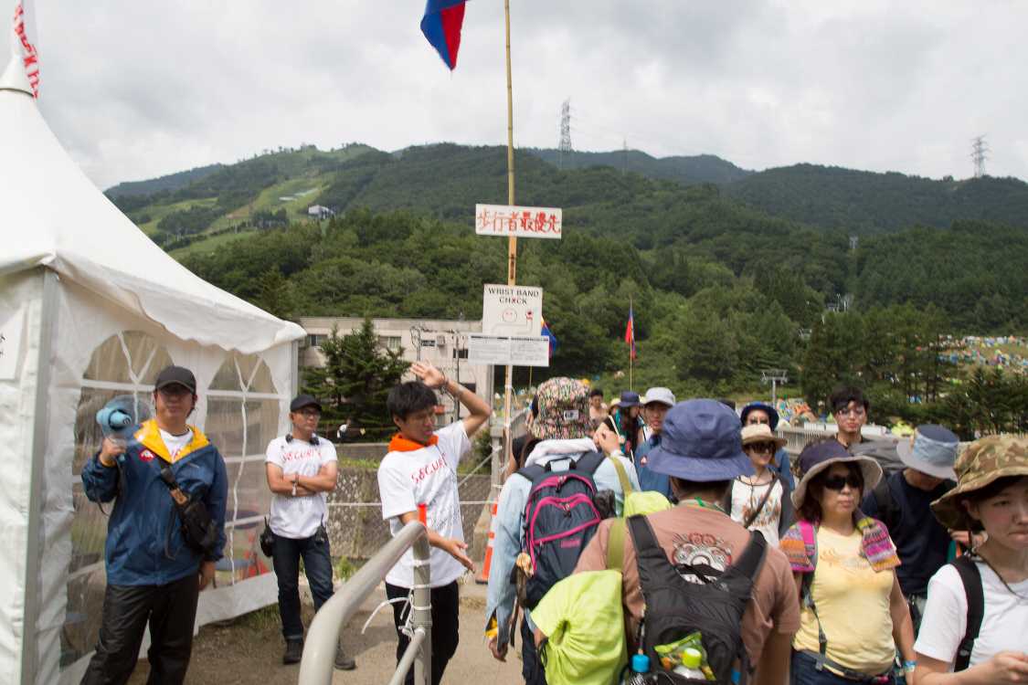 キャンプサイト前のリストバンドチェック。