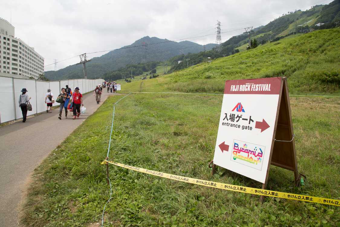 キャンプサイトの南にある案内板。