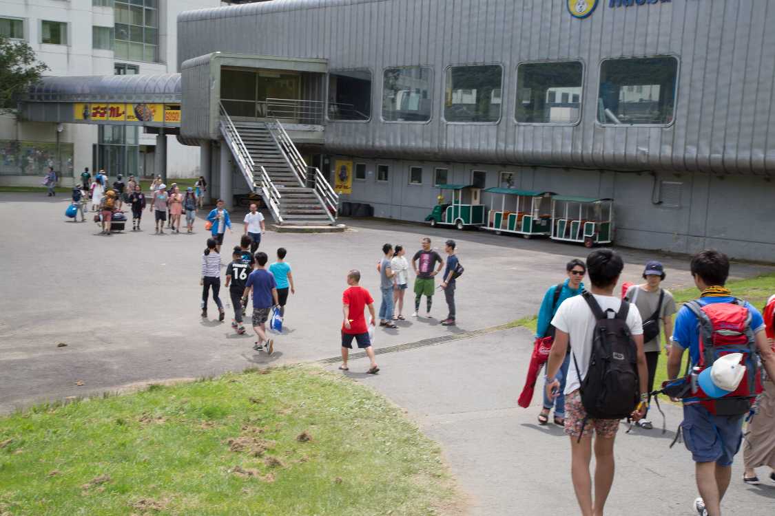 数分歩くと苗場プリンスホテルの裏に入ります。