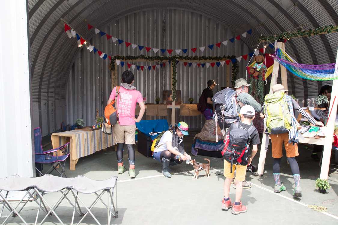 公式グッズ売り場を兼ねた慰霊のドーム。