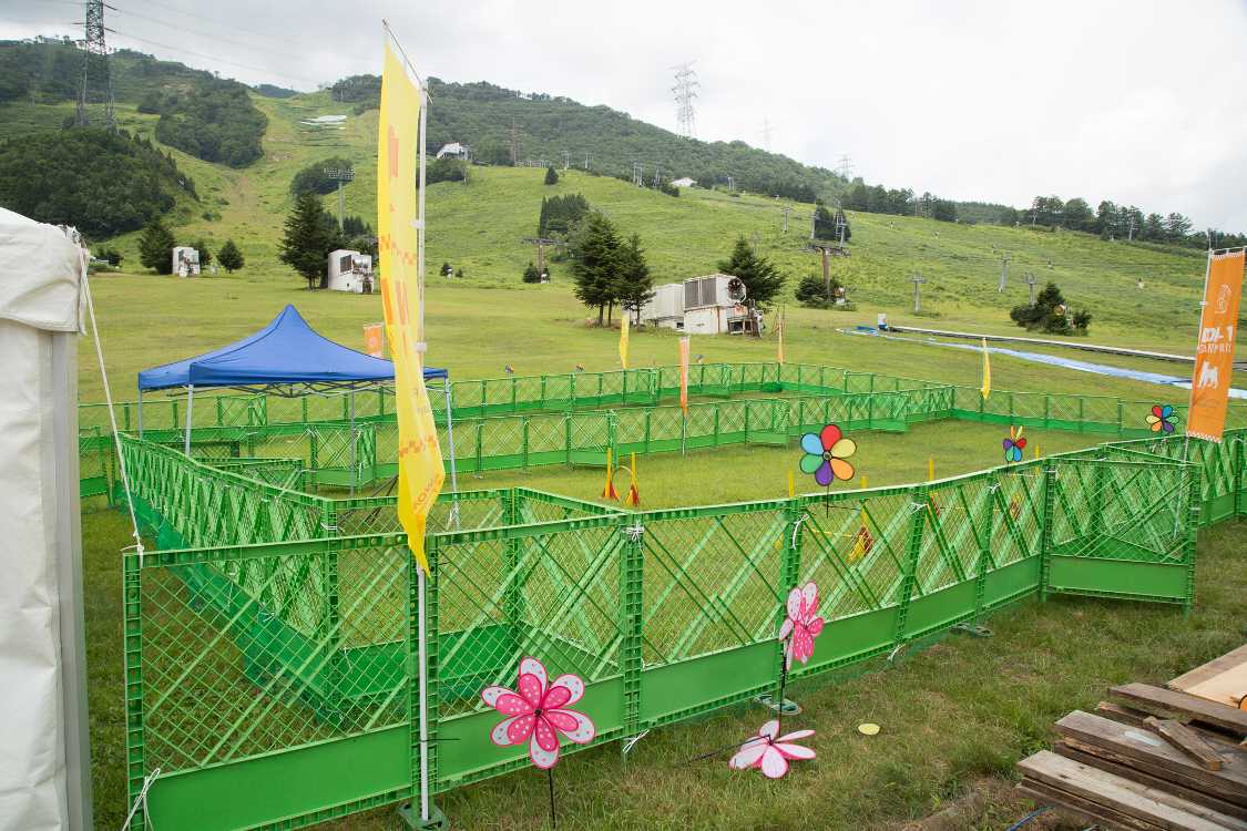 すぐ隣にドッグランのスペース。