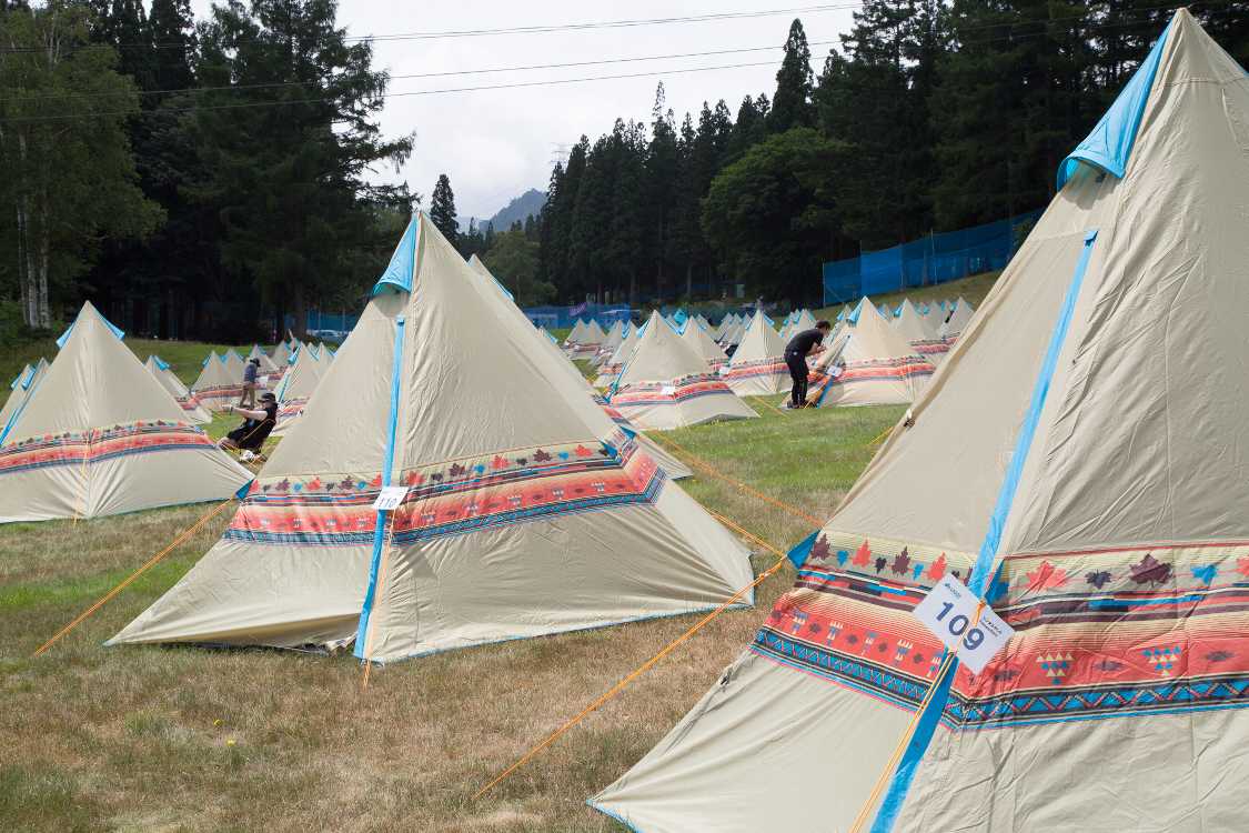 このテントはコールマンやスノーピークと異なる方向を打ち出したロゴスの戦略的商品。100張り以上あります。