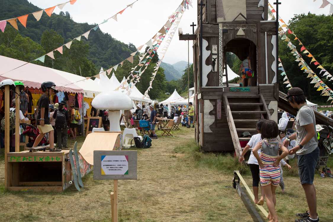 滑り台の北側は階段。