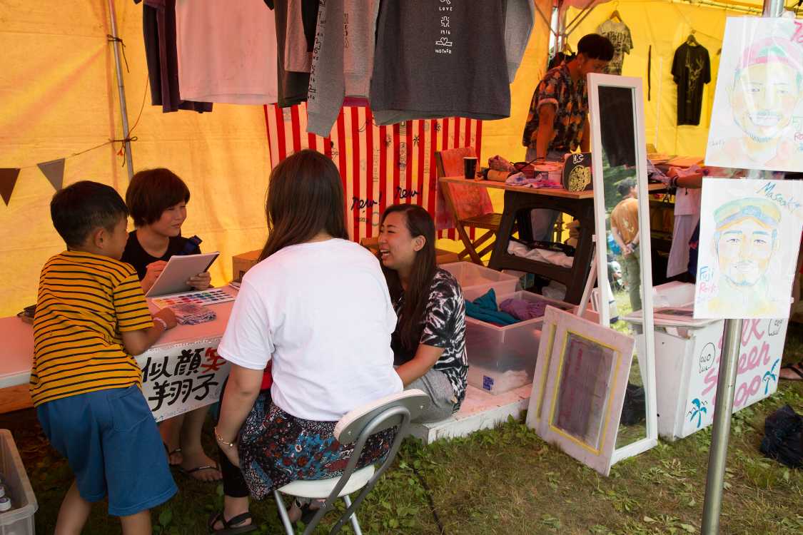 似顔絵を描くところ。キッズランドにもあります。