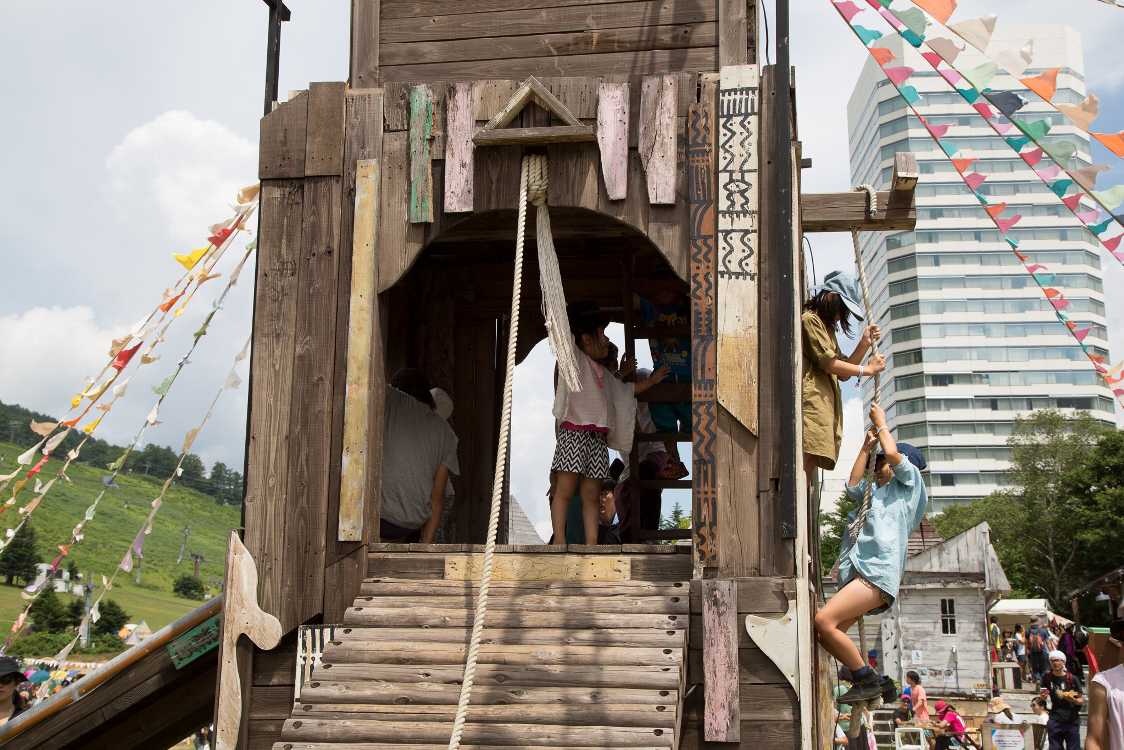 右側がひもだけで登ります。