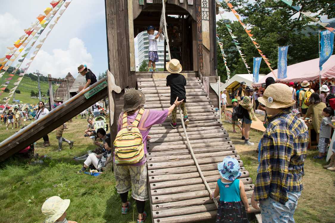 南側はひもで登ります。