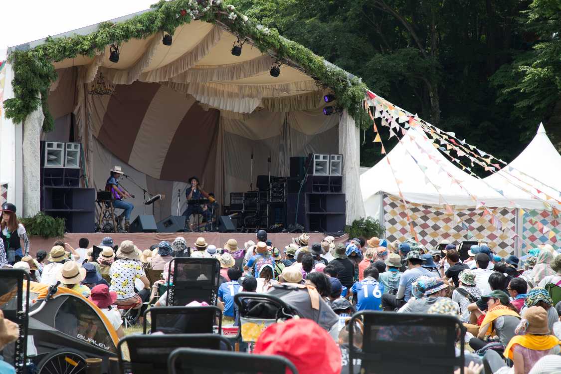 ピラミッドガーデンのステージ。