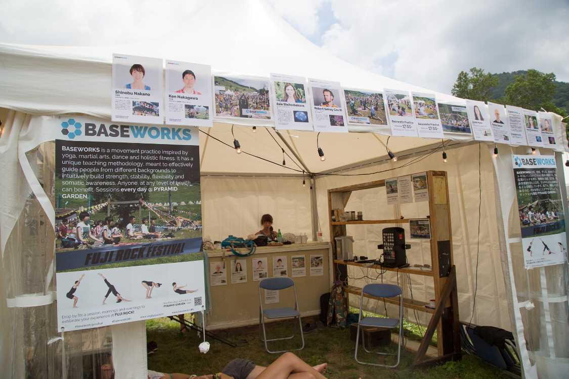 ベースワークス。ヨガを基本とした運動団体の多くは、精神や人生観まで変わることを主張する傾向があります。2000年代以降の自己啓発ブームも反映しています。