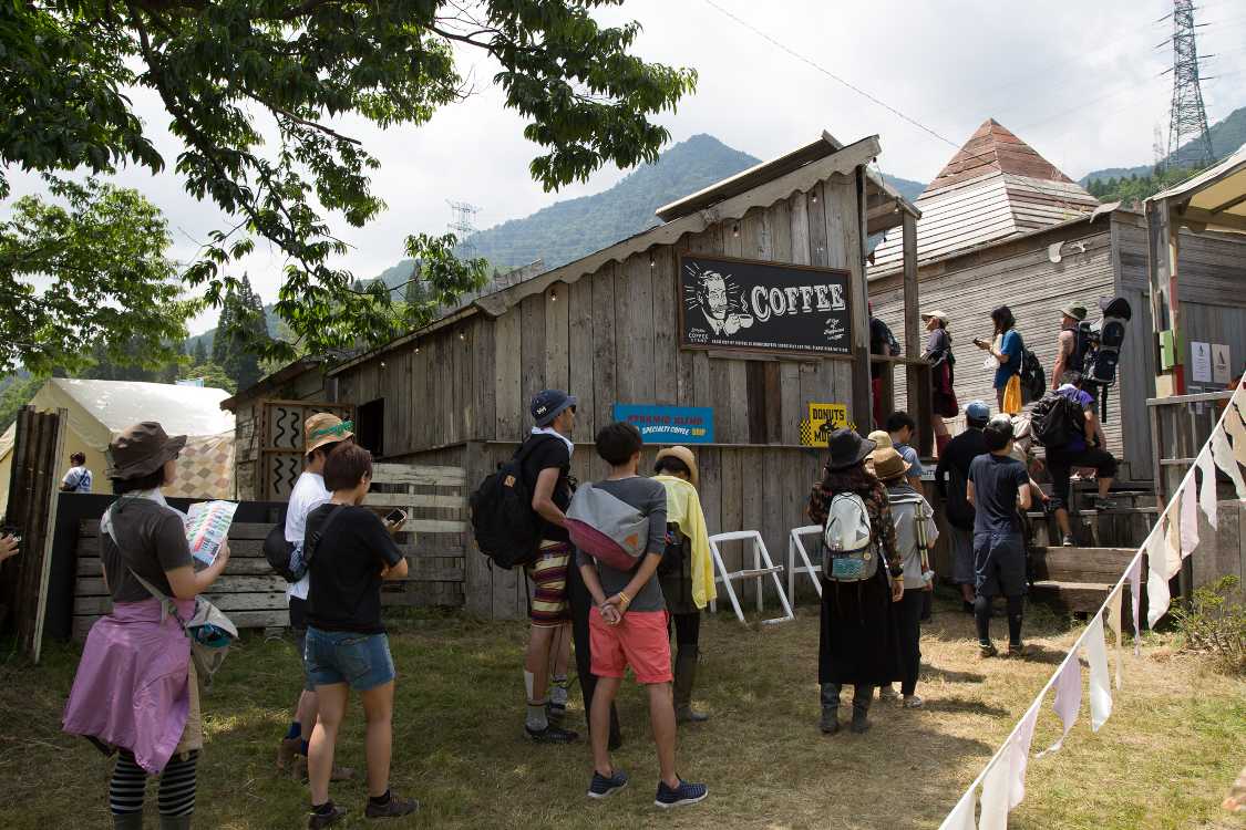 コーヒーとバーの行列。