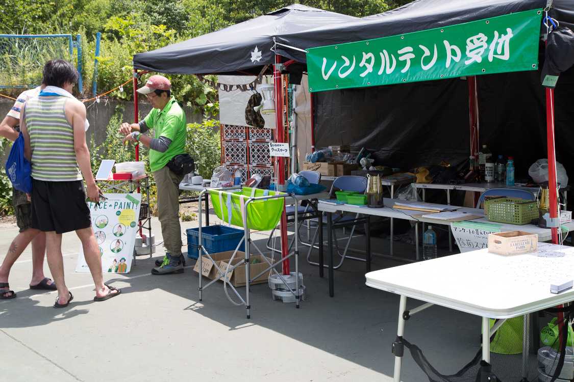 レンタルテントの受付。ロゴスが設置。