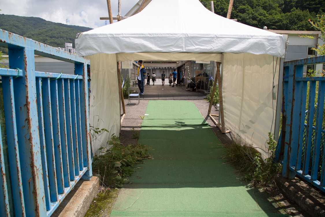 川の向こう、苗場旅館街方面へ。