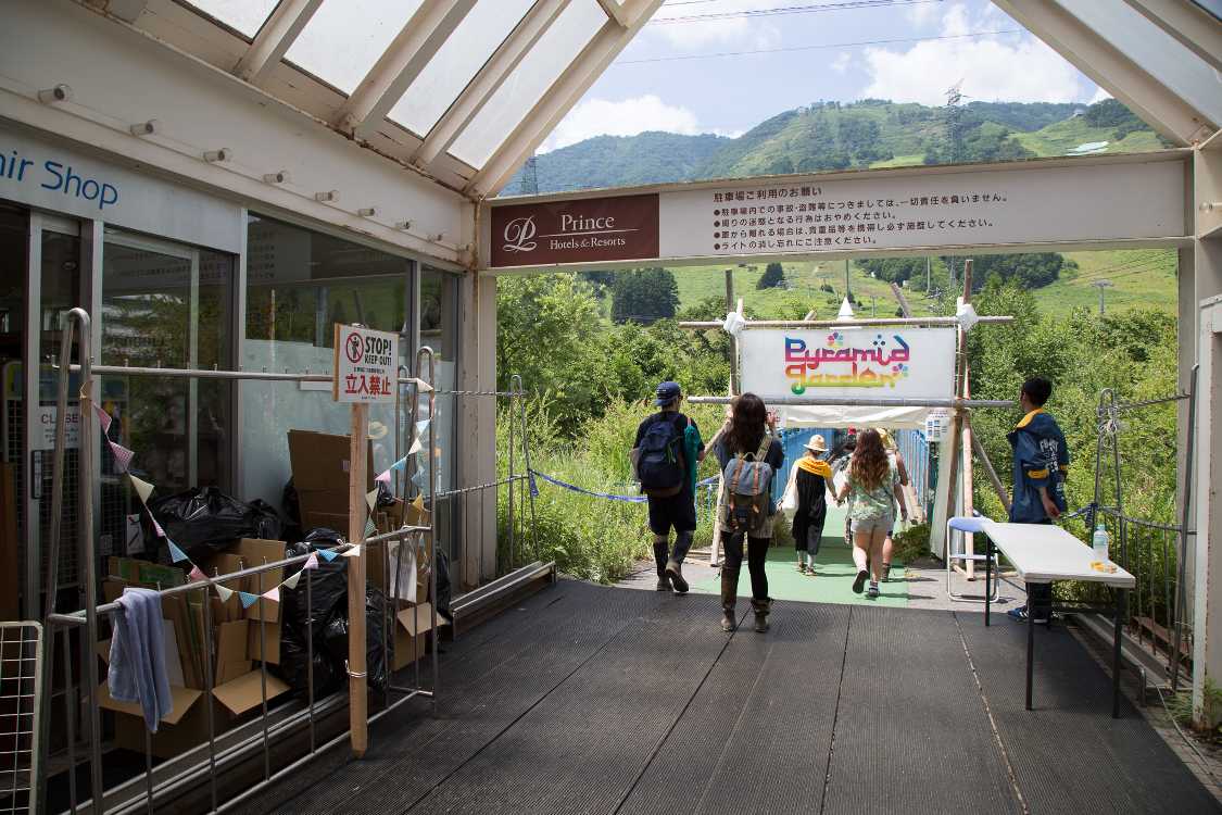 しばらくは苗場プリンスホテルの敷地内で、売店もあります。