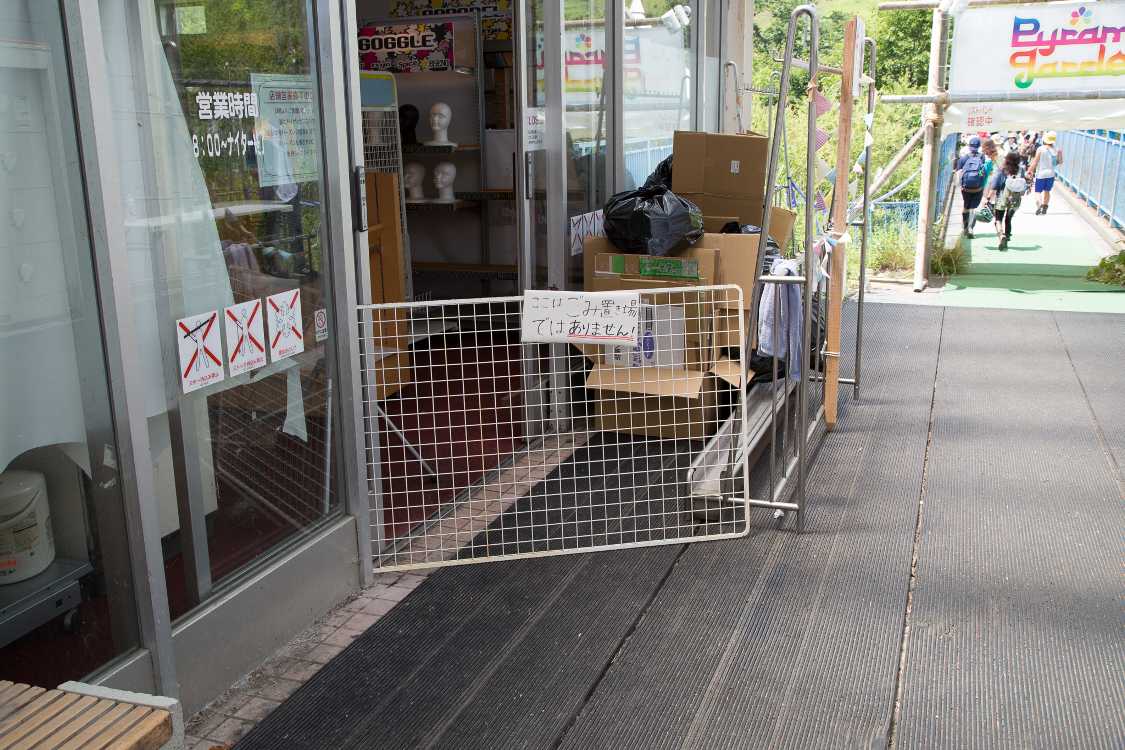 ごみを捨てる人がかなりいるらしい。