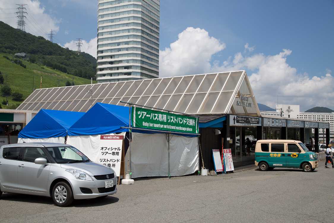 ツアーバス専用のリストバンド交換所。