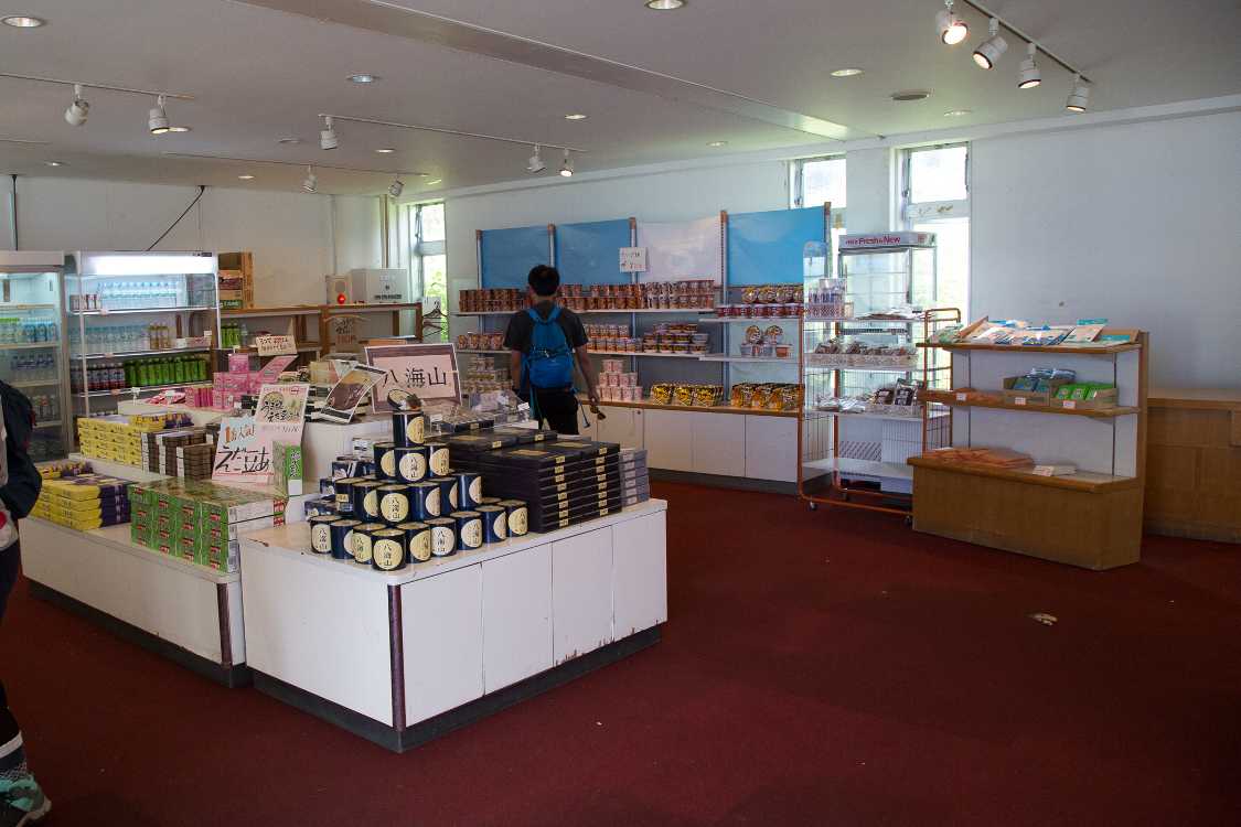 売店内。場外駐車場のN・プラトーとほぼ同じ。