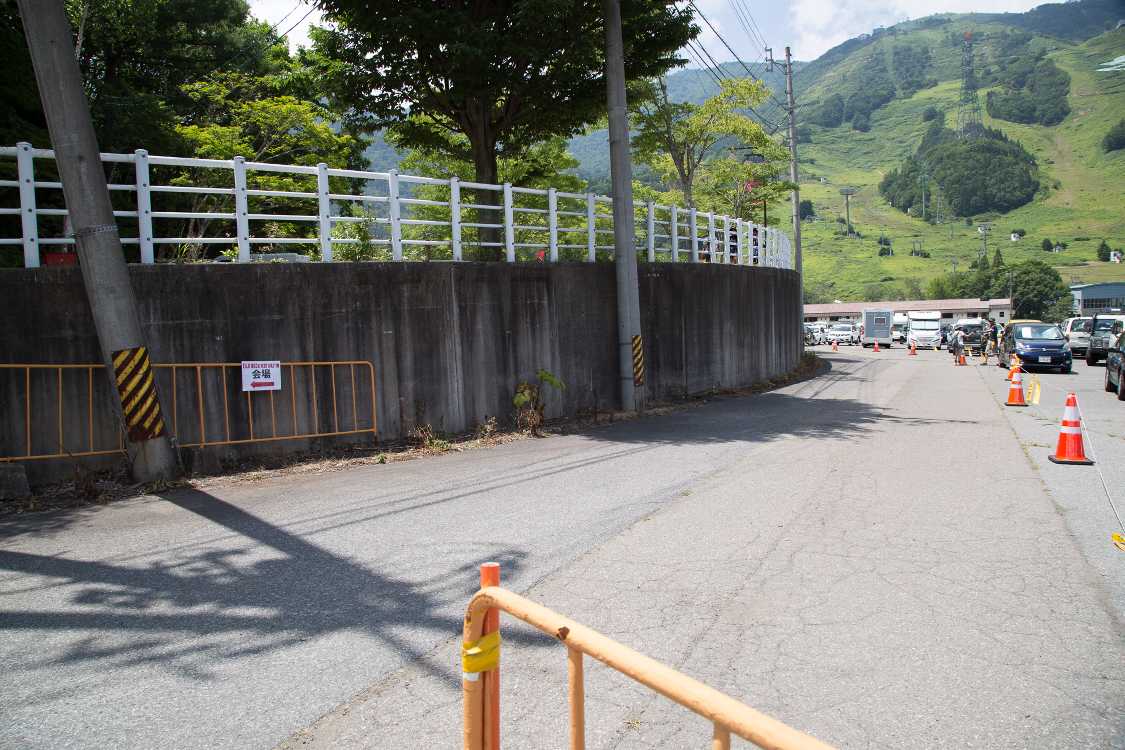 ツアーバス専用受付から場外経由でフジロック会場へ。