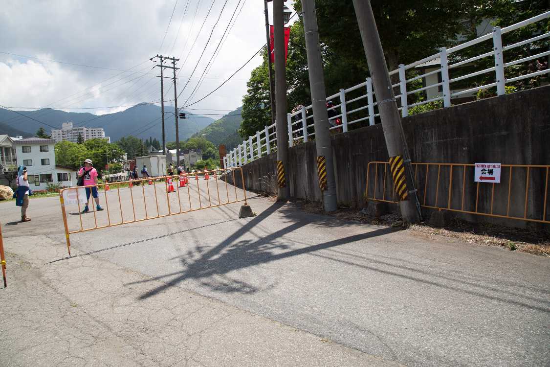 右の坂は一般道で、左側は苗場プリンスホテルの敷地です。