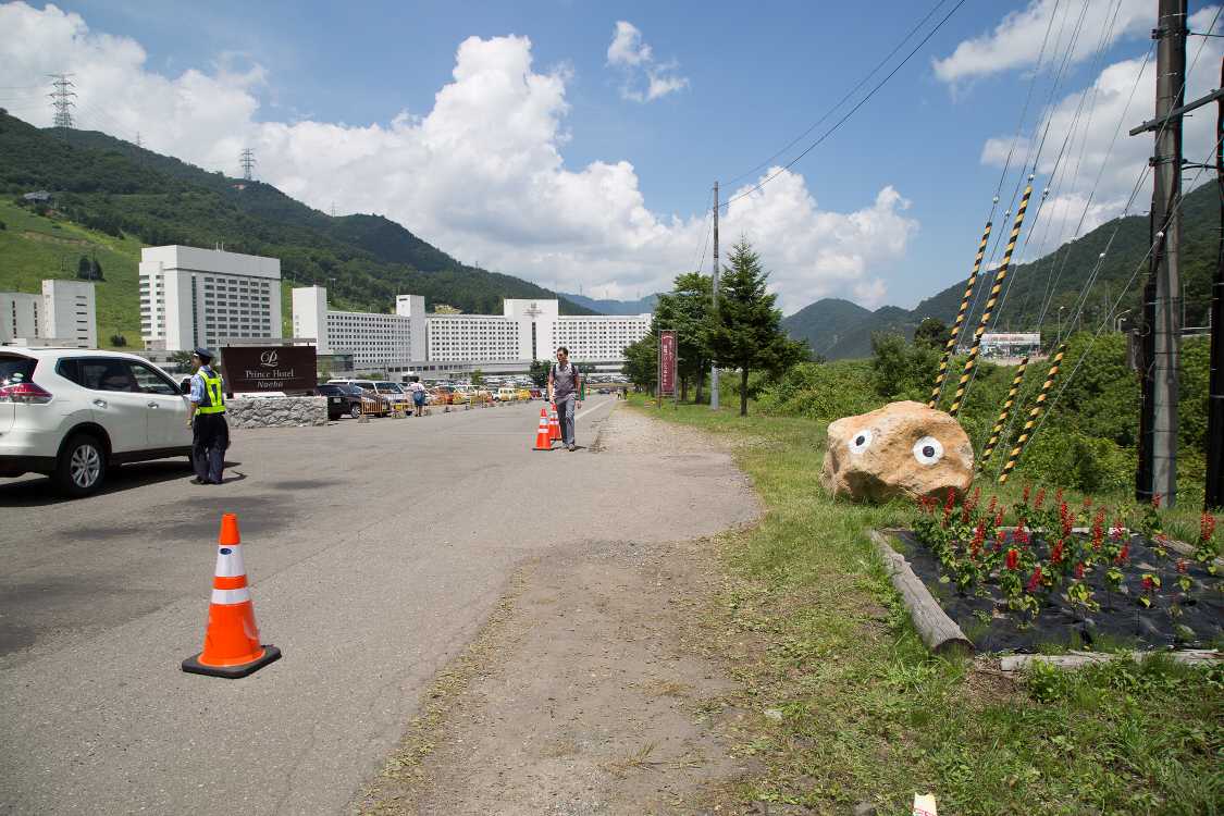 苗場プリンスホテルの前。