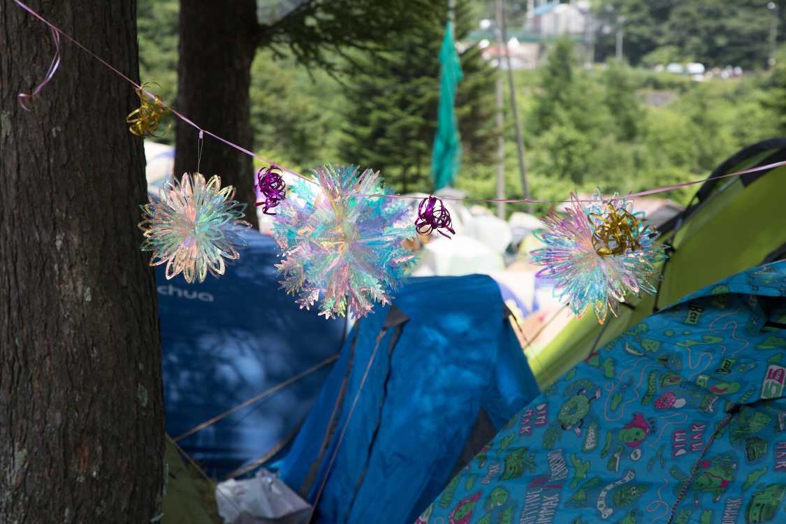 主催者ではなくキャンプサイト利用者が飾ったであろう装飾。