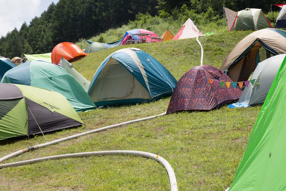 のびているホースはトイレの送水用と推測します。