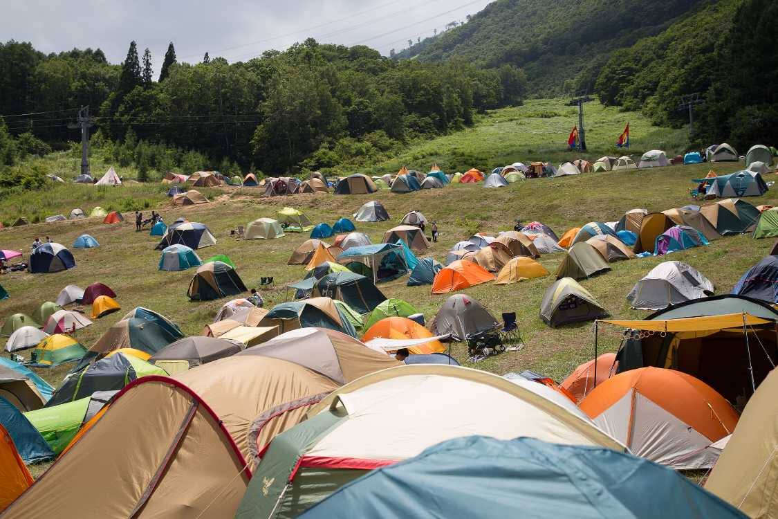 傾斜地でもかなりテントが設営されています。