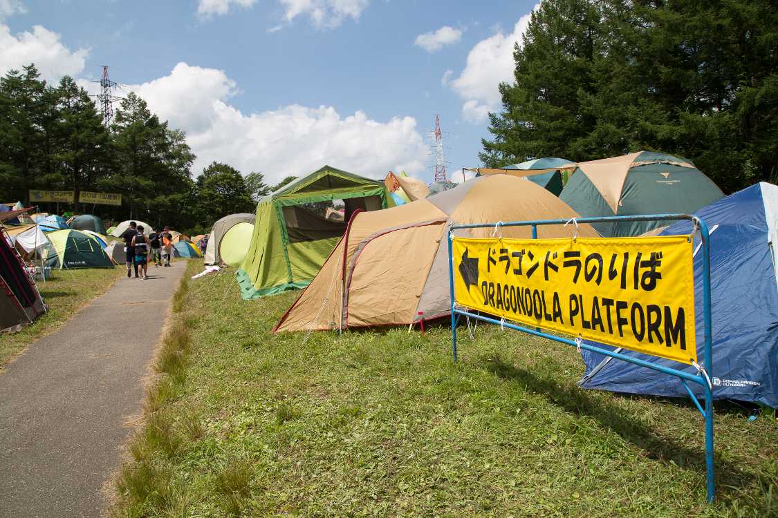 キャンプサイトのレッドゲート近くにあるドラゴンドラ乗り場の案内。実際の乗り場はレッドゲートを通過した先にあります。