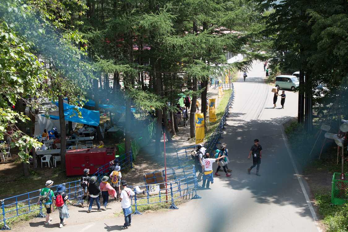 導線から見える事業者用通路。