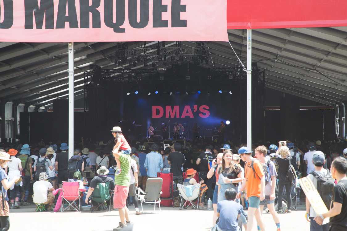 日曜、DMA'Sのころ。日差しが強く、みんな屋根の下に収まっていました。