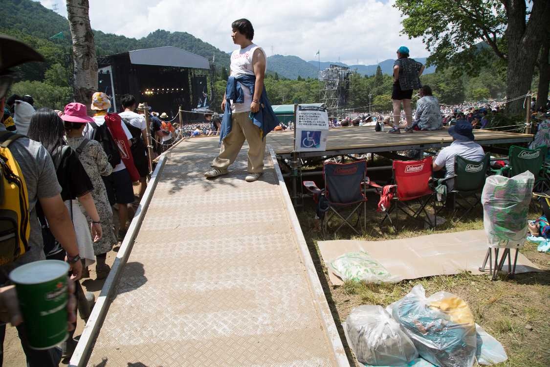 車いす使用者のための専用席。足が不自由であれば車いすでなくても利用できるようです。モラルのない人はたくさんいるため、監視員が常駐しています。